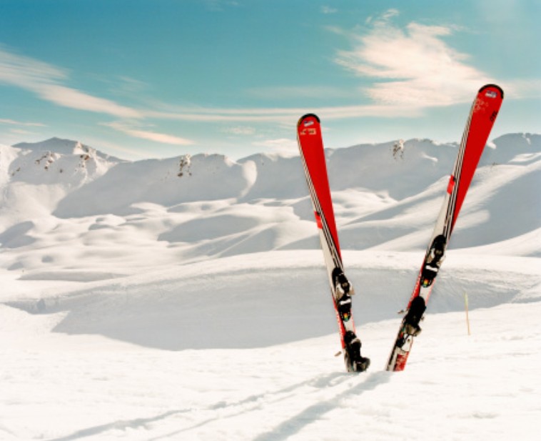 paire de skis dans la neige