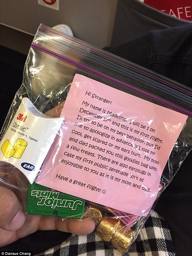 Un sac avec bonbons et bouchons pour un voyage en avion