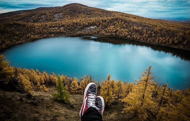 lac au milieu d'une forêt