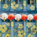 Une guirlande de lanternes chinoises rouges et blanches