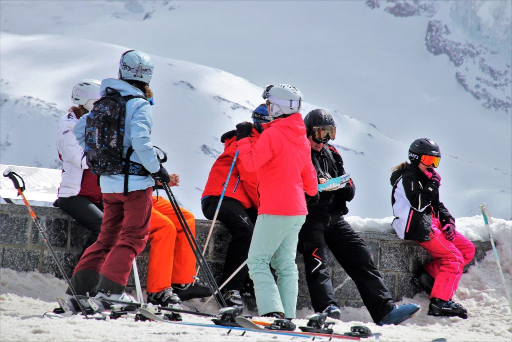 Une famille en tenue de ski au milieu de la neige