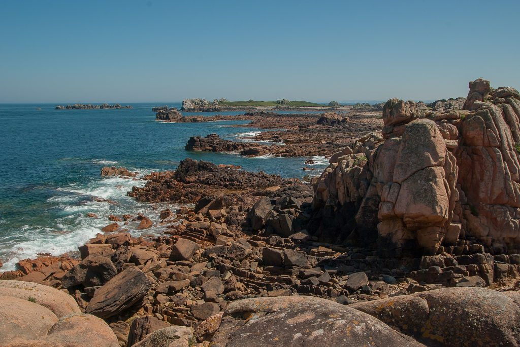 Rochers sur la côte de granit rose